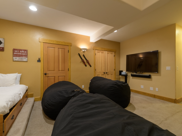 5 bedroom plus loft 10 min walk to Peak 8